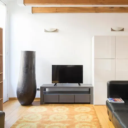 Apartman Plum Guide - Palm Fronds *
