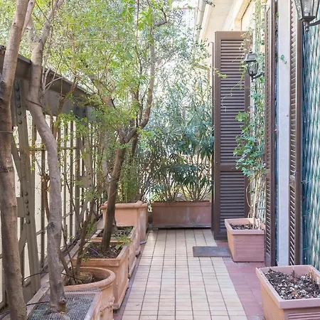 Plum Guide - Palm Fronds Apartman