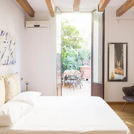 Apartman Plum Guide - Palm Fronds *