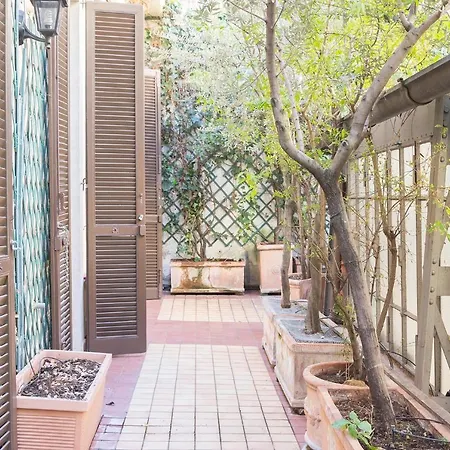 Apartman Plum Guide - Palm Fronds *